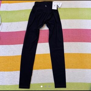 NWT BUFFBUNNY ROSA LEGGINGS (SIZE M, BLACK)